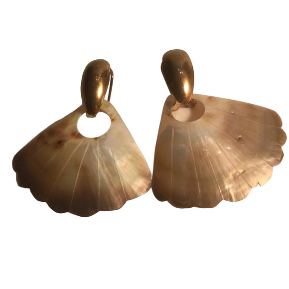 VTG Mother of Pearl Fan Shaped Door Knocker Pierced Earrings - Picture 3 of 8